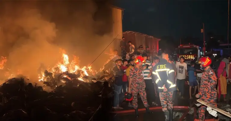 গাজীপুরের ঝুটের গুদামে আগুন